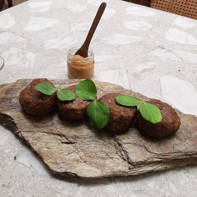 Photo of the dish “Koftas De Chitakes Y Orellanas Con Salsa De Maní”