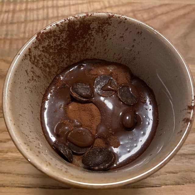 Foto do prato “Rauwe noten & kokosmelk semifreddo, pure chocolade & Frambozen”