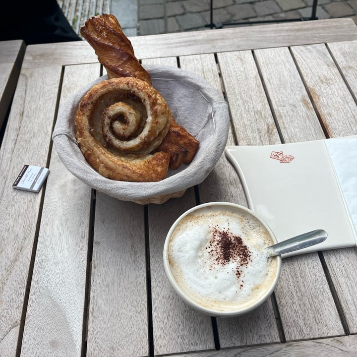 review photo of Le Pain Quotidien Vegan Cinnamon Roll shared by @frvnci on 01 May 2022 - review