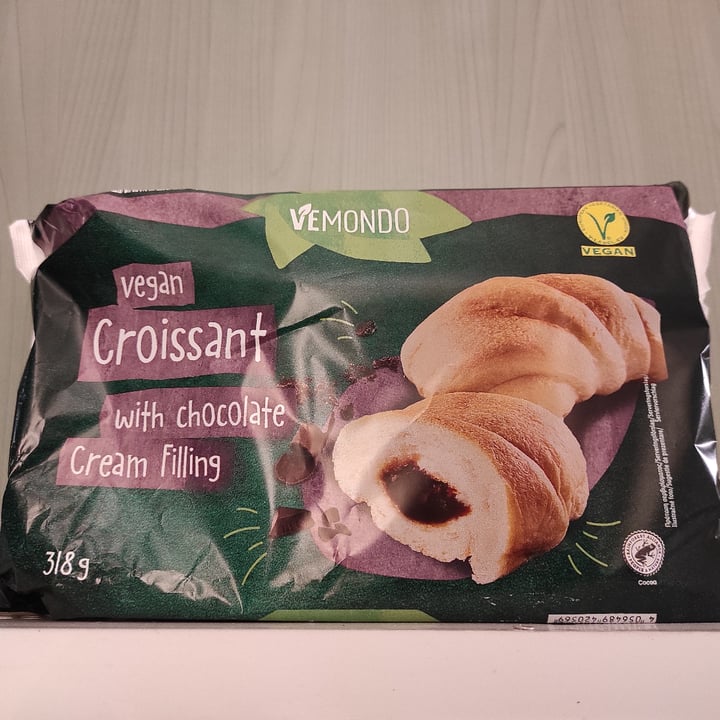 photo of Vemondo Vegan croissant with chocolate cream filling shared by @dimitrisv on  13 Apr 2022 - review