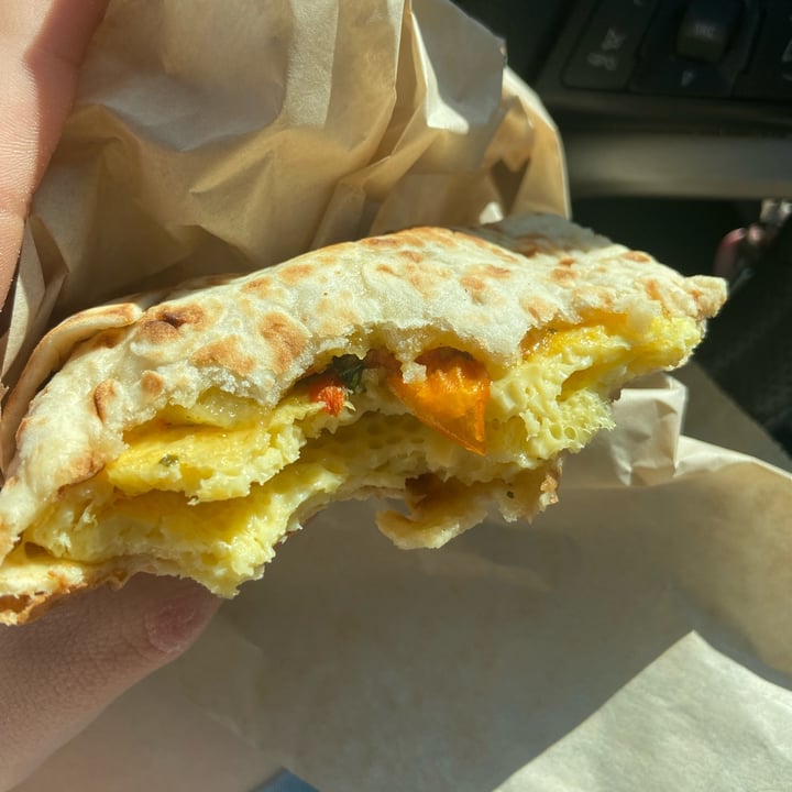 review photo of Caribou Coffee JUST Egg, Roasted Tomato & Pesto Flatbread shared by @earthlingab on 07 May 2022 - review