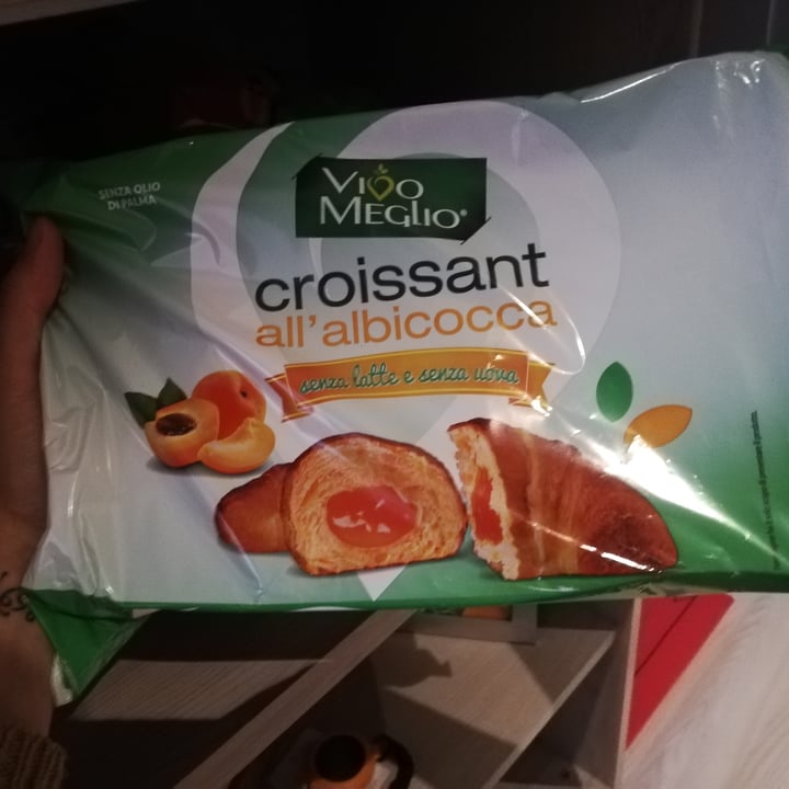 photo of Vivo Meglio Croissant all'albicocca (senza latte e senza uova) shared by @vxvegan on  30 Oct 2021 - review