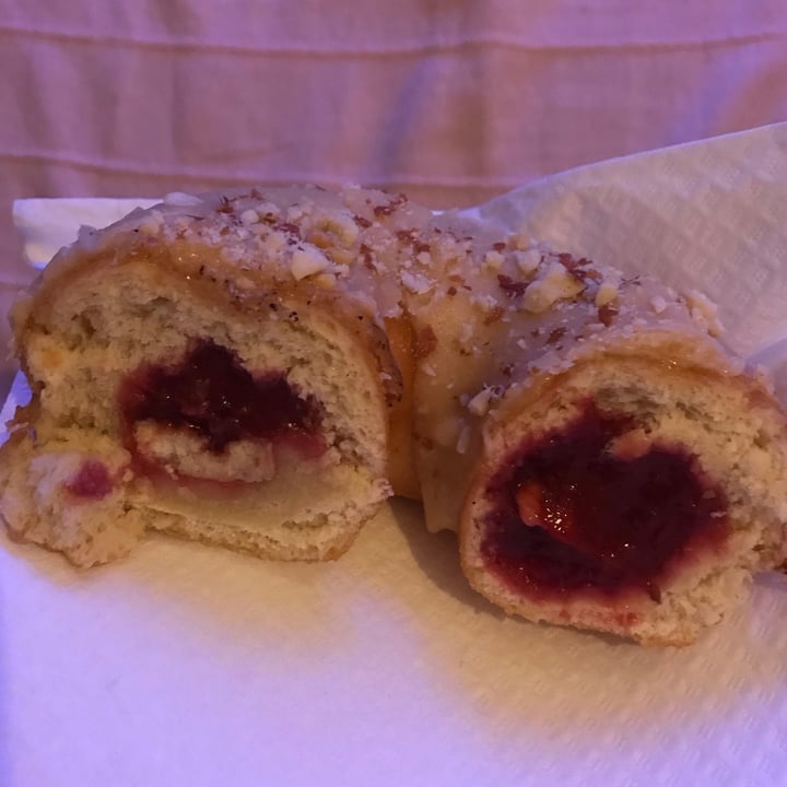 photo of Delish Vegan Doughnuts Peanut butter Jelly shared by @irequinzel on  14 May 2021 - review