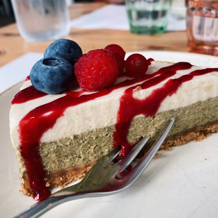 photo of Nativa Ristorante Cheesecake pistacchio, cioccolato bianco e coulis di lamponi shared by @wabiside on  01 Aug 2022 - review