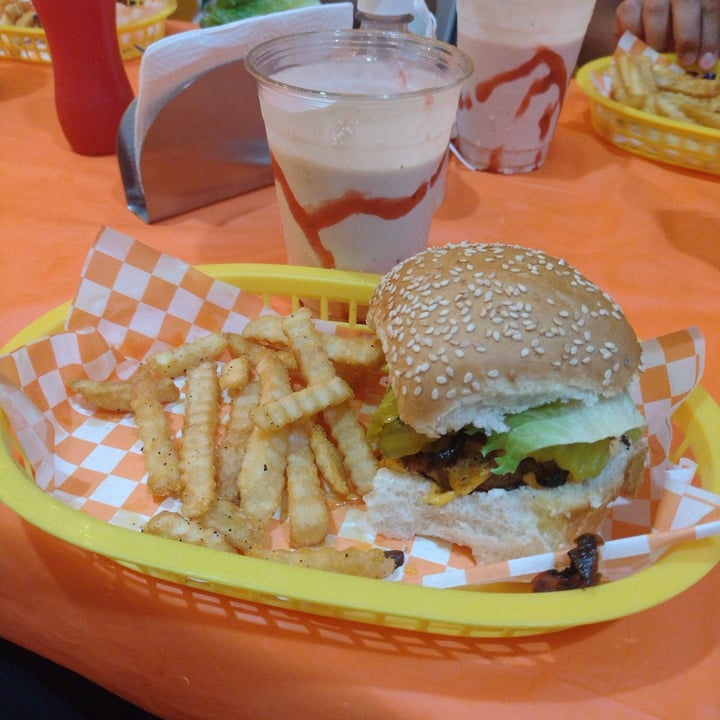 photo of Soyla Burger Hamburguesa 🍔 shared by @zurisadaimeza on  29 May 2022 - review