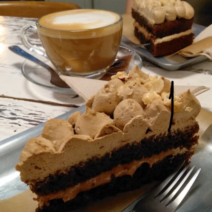 photo of Delightcious Cake Shop Cafe, Cafeteria Pastisseria Pastel de café y crema de praline shared by @allarosc on  16 Mar 2022 - review
