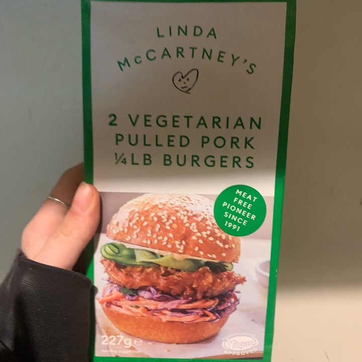 photo of Linda McCartney's 2 Vegetarian Pulled Pork 1/4lb Burgers shared by @doped on  15 Jan 2022 - review