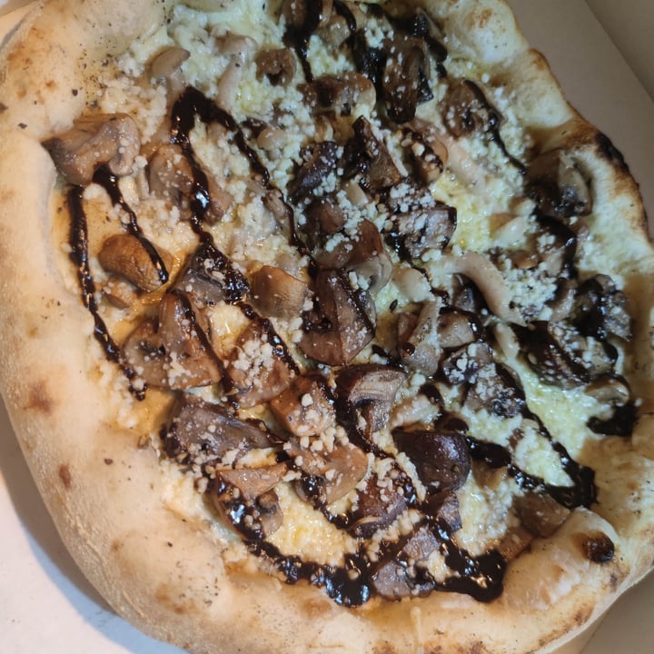 photo of Vegitalian Mushroom & Truffle Pizza shared by @flavia91 on  13 Mar 2022 - review