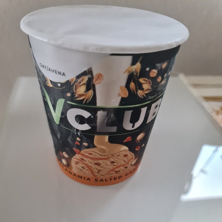 review photo of VClub Helado de caramelo a la sal y nueces de macadamia shared by @abillionthebest on 10 Jul 2022 - review