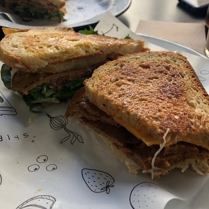 photo of Shift Eatery Reuben’s Vegan Brother Steve shared by @celinelinesse on  25 Jan 2021 - review