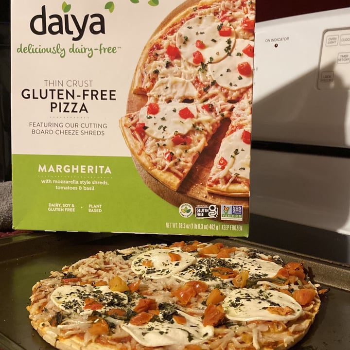 photo of Daiya Gluten Free Thin Crust Margarita Pizza shared by @mtorello on  18 Oct 2022 - review