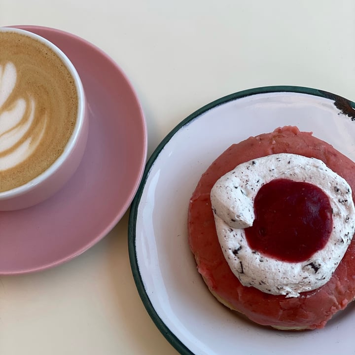 photo of Brammibal's Donuts Strawberry shared by @chechu123 on  08 Jun 2021 - review