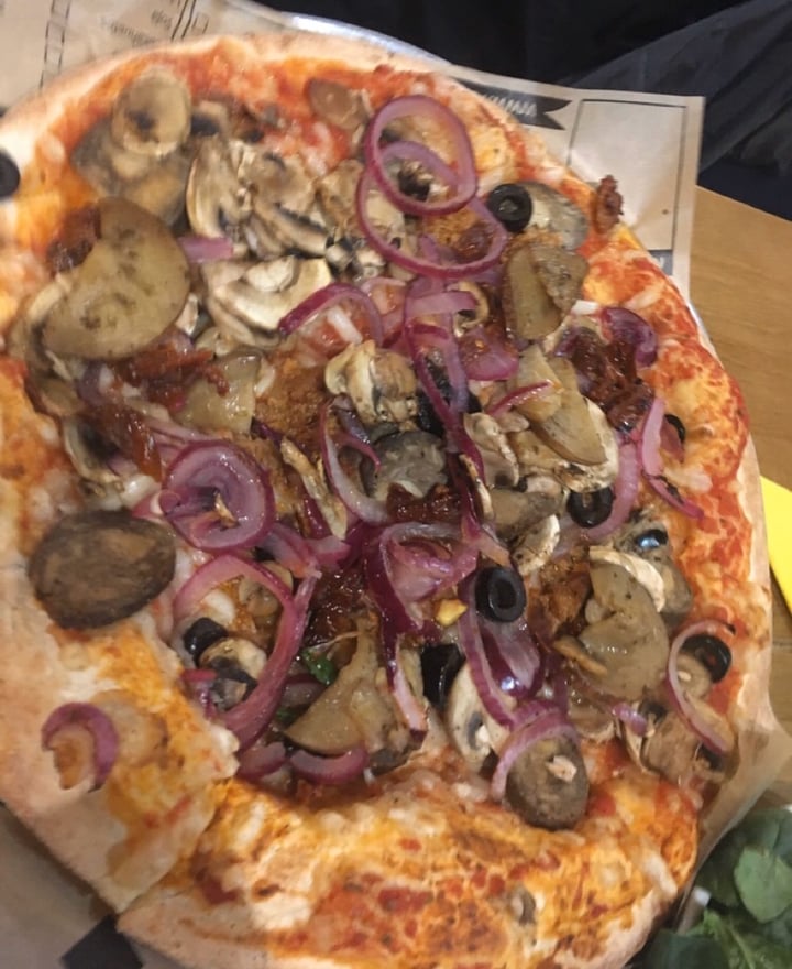 photo of Yolo Pizza Pizza Vegana shared by @lulipajaro on  14 Apr 2020 - review