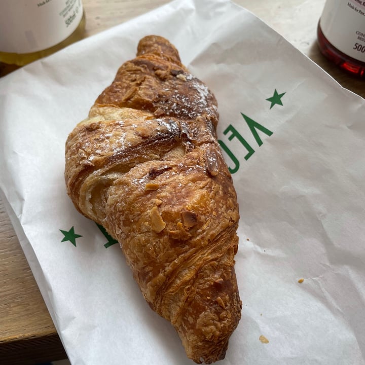 photo of Veggie Pret Vegan almond croissant shared by @shauny on  29 Jun 2021 - review