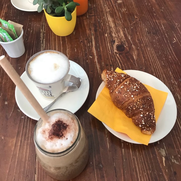 review photo of Dulcamara Vegan Bakery & Bistrot Colazione (Cornetto Alla Nocciolata e Cupcacke Al Cocco) shared by @radberry on 13 Sep 2020 - review