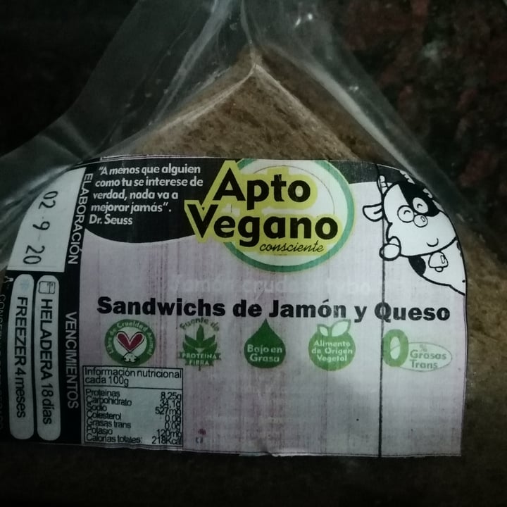 photo of Apto Vegano Consciente Sandwich de Jamón y Queso shared by @defrentealmar on  08 Sep 2020 - review