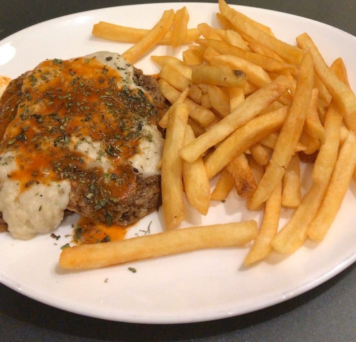 review photo of Loving Hut Seitan a la napolitana con papas shared by @azuldelascasas on 22 Dec 2019 - review