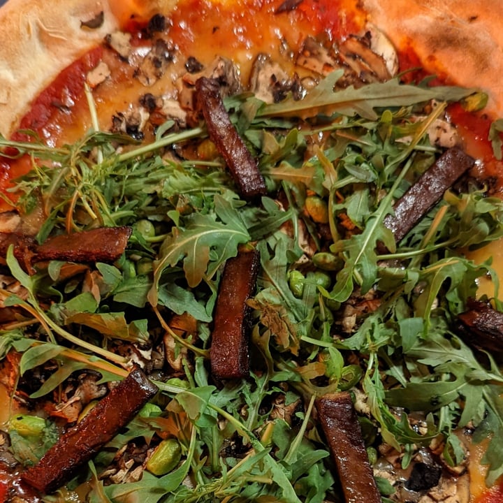 photo of Buffala L’Escala vegan pizza with smoked tofu shared by @bornwild on  18 Nov 2022 - review