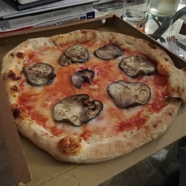 菜肴“Pizza Con Melanzane E Mozzarella Vegetale”的照片