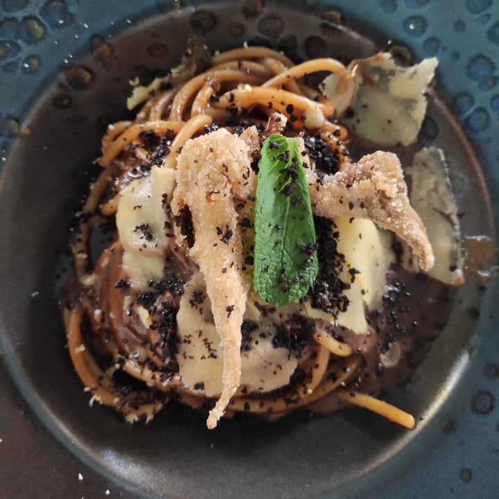 review photo of Romeow Cat Bistrot Spaghetti all'aglio nero shared by @giuliacocoesp on 16 Mar 2022 - review