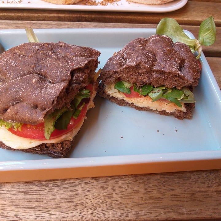 photo of Uno Caffé Olistico Panino Caprese con formaggio veg, pomodoro e insalata shared by @carlakaralis on  16 Jun 2022 - review