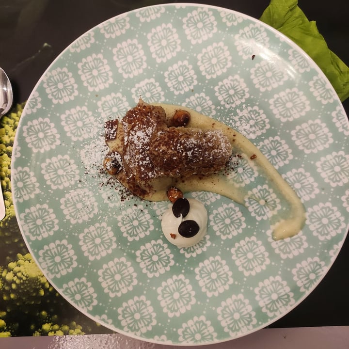 review photo of Sesamo Nero Cannoli di pasta fillo ripieno di crema al caffè shared by @cinziapao on 12 Mar 2022 - review