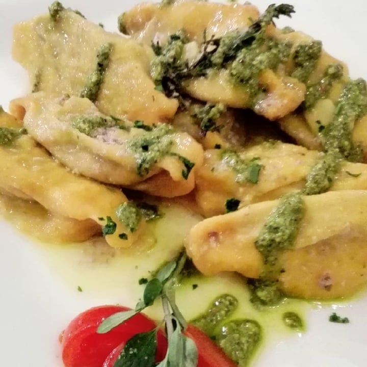 photo of La Mi Mama Tortelli di tofu (della Bruna) con radicchio rosso e salsa di noci shared by @rebecca27 on  28 Mar 2022 - review