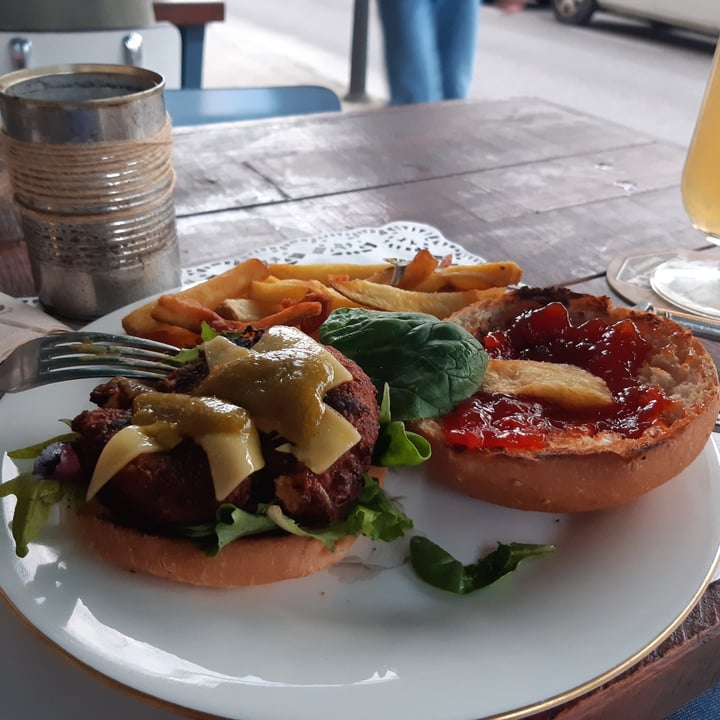 review photo of Musli Burguer Hamburguesa Yellowstone shared by @giulizarra on 10 Apr 2022 - review