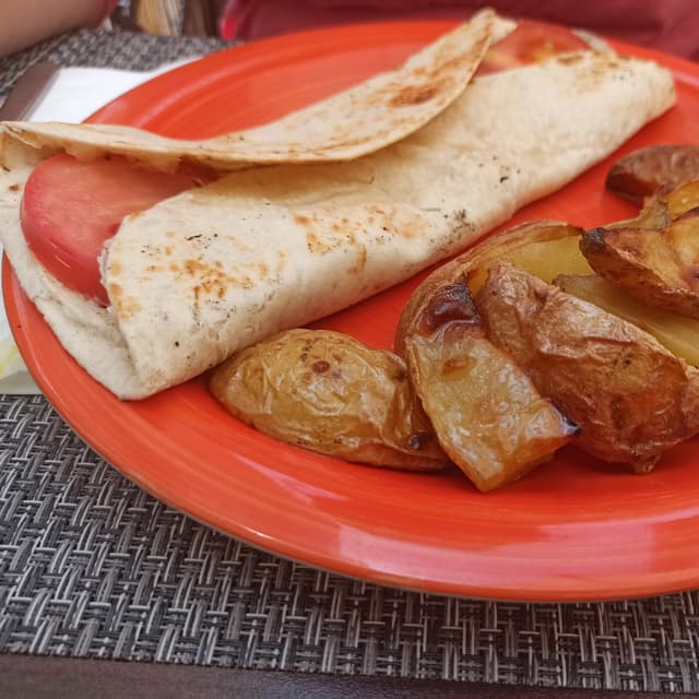 Foto del plato “piadina con affettato di fagioli, pomodori e maio vegetale”