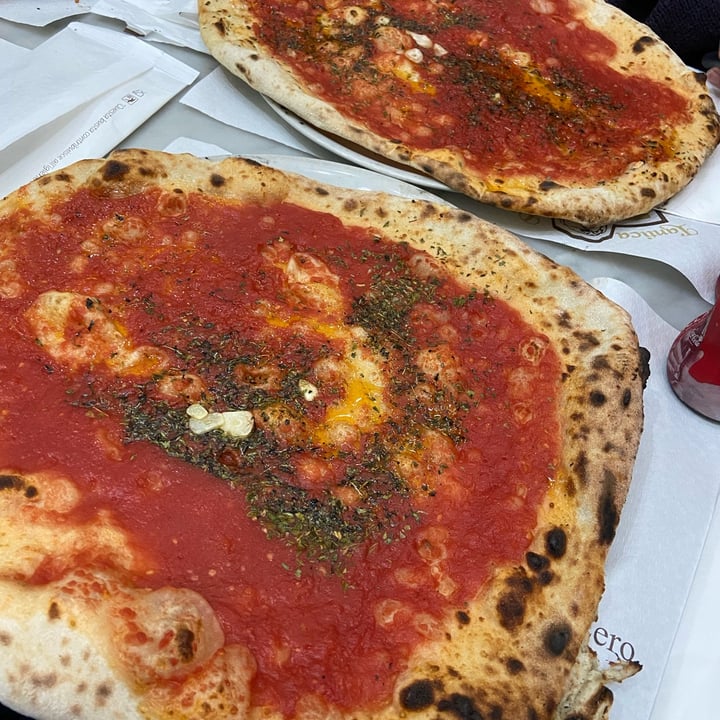 photo of L' Antica Pizzeria Da Michele Pizza Marinara shared by @aledece on  30 Dec 2021 - review