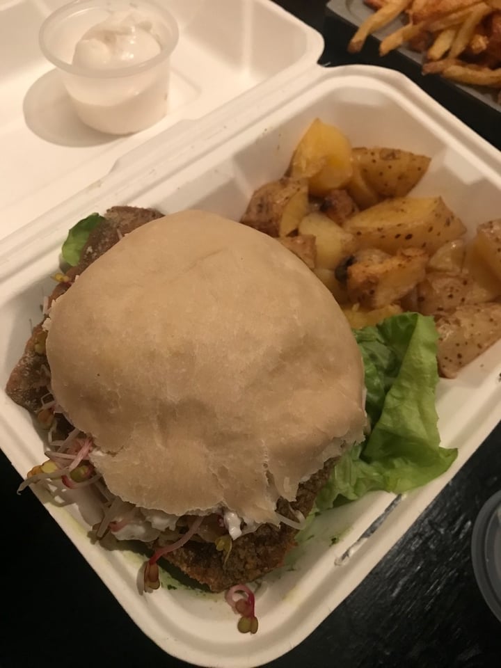 photo of Estilo Veggie Hamburguesa Crispy Tofu shared by @noemariel on  15 Dec 2019 - review
