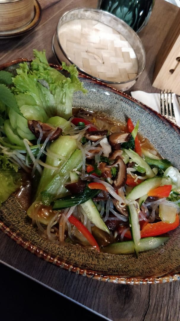 「Mien Tron Glassnoodles with morels, shitake , pak choi, cucumber, coriander and pickled Bean sprouts of homemade style」の料理の写真