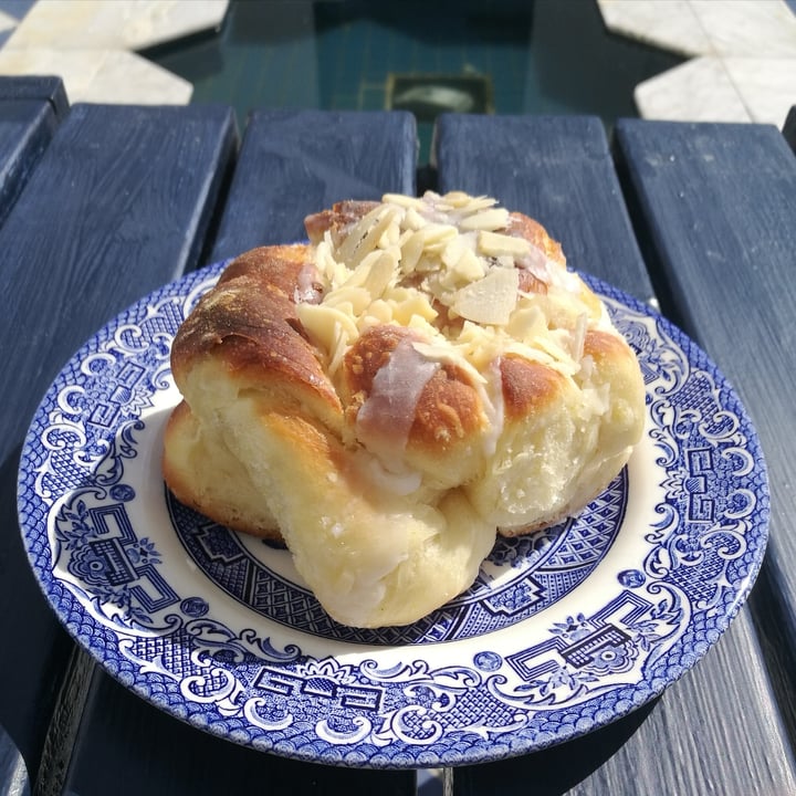 photo of Ohana Cafe Almond Croissant shared by @sarahwouters1 on  09 Sep 2020 - review