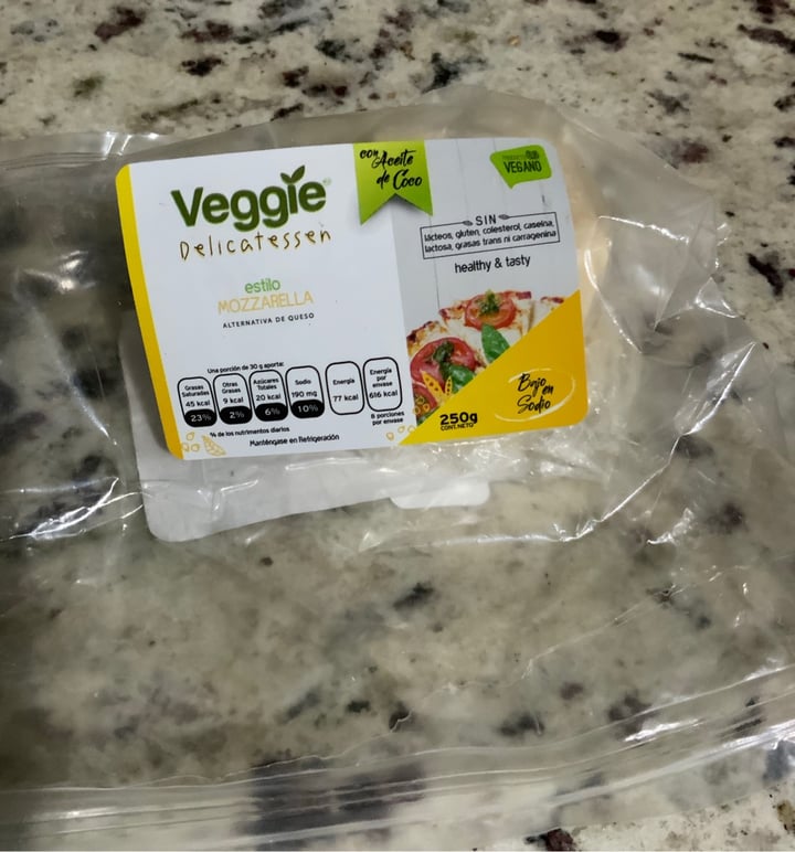 photo of Veggie Delicatessen Alternativa al Queso Estilo Mozzarella shared by @vegaaangdl on  02 Aug 2020 - review