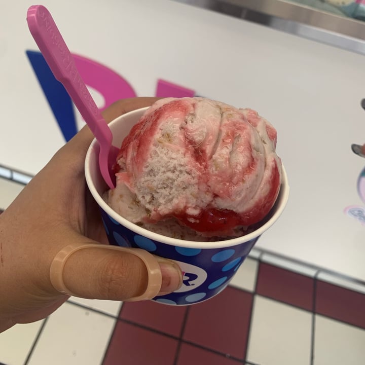 review photo of Baskin Robbins Non-dairy Strawberry Streusel shared by @jupiter on 08 May 2021 - review