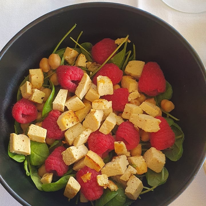 photo of Pura Vida insalata tofu e lamponi shared by @giulia86 on  23 Aug 2022 - review