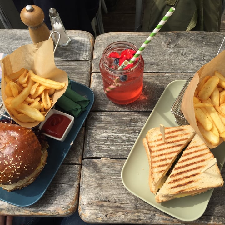 review photo of Veggiezz Special Clubsandwich shared by @francescamavilio on 07 May 2022 - review