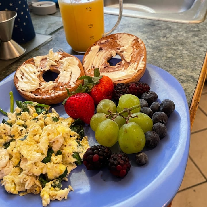 photo of Dave's Killer Bread Bloomin' Berry Bagels shared by @demetriapeterson on  17 Nov 2021 - review
