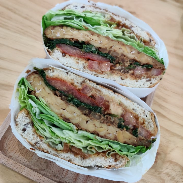photo of Lilac Oak Peanut tempeh sandwich shared by @fourdollars on  17 Oct 2021 - review