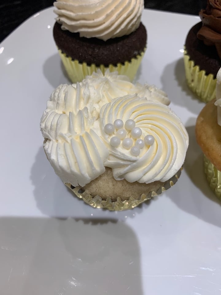 photo of Le Finis Vegan Vanilla Cupcakes shared by @alwayseatingvegan on  26 Nov 2020 - review