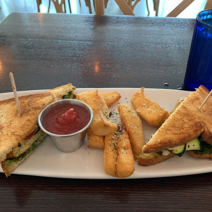 review photo of Citizen Eatery Flame Grilled Tofu Sandwich shared by @calysa14 on 27 May 2022 - review