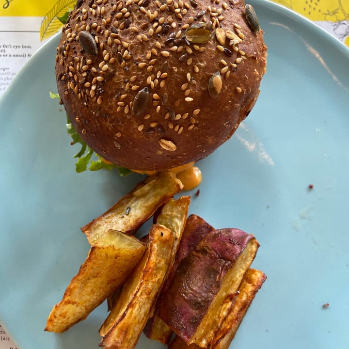 photo of Lexi's Healthy Eatery Beyond burger shared by @leighclare29 on  14 Mar 2021 - review