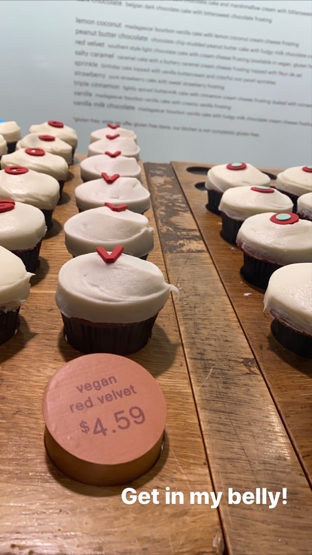 photo of Sprinkles Cupcakes Vegan Red Velvet Cupcake shared by @robintakizawa on  01 Feb 2020 - review