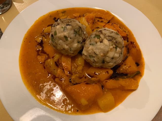 Photo of the dish “Kürbisgulasch mit Semmelknödeln und Steierischem Kürbiskernöl”