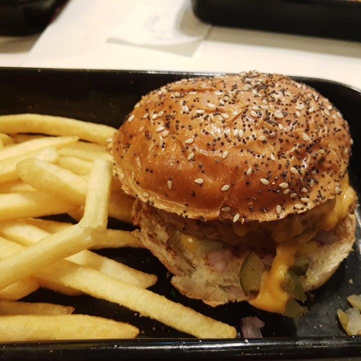 photo of Williamsburg Burger Bar Beyond Cheese shared by @florcie444 on  27 Feb 2022 - review