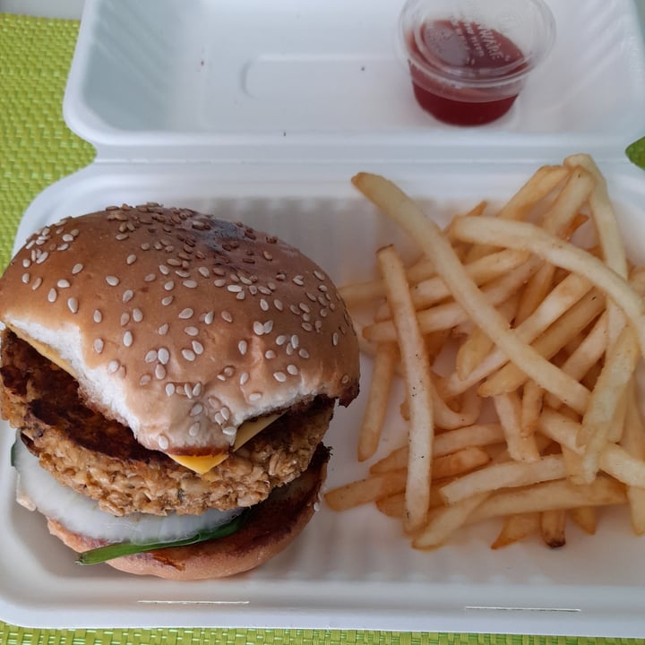 photo of ELK Vegan Bistro Hamburguesa shared by @omar0505 on  15 Jun 2021 - review