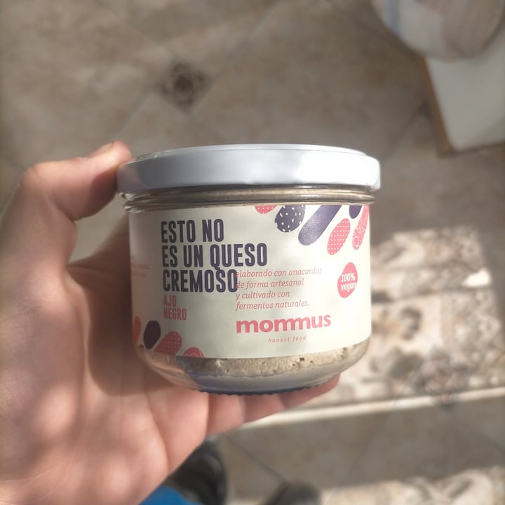 photo of Mommus Foods Queso Cremoso Ajo Negro shared by @alejoplantbased on  30 Mar 2021 - review