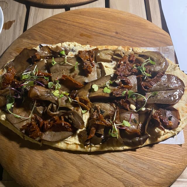 Foto do prato “Hummus| Marinated Aubergines | Sundried Tomato Naan”