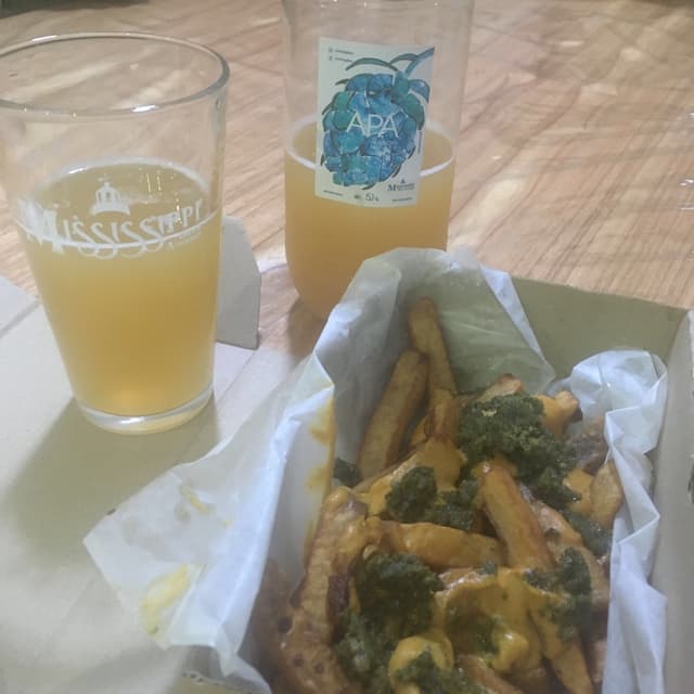 Foto del piatto “Papas con cheddar y pesto”