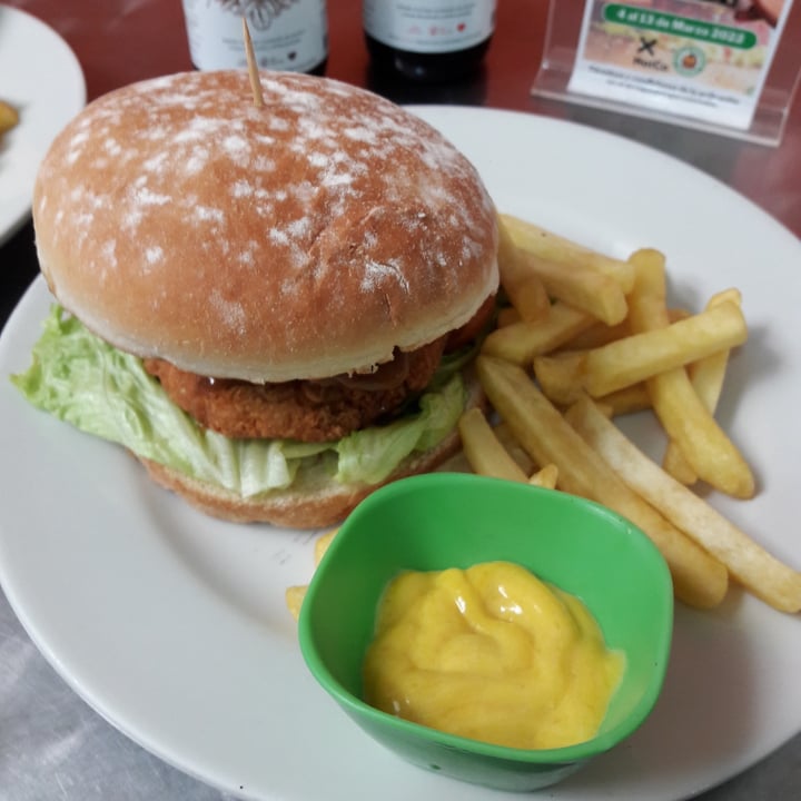 photo of Prasadam vegetariano & vegano Hamburguesa shared by @milenaq on  08 Apr 2022 - review